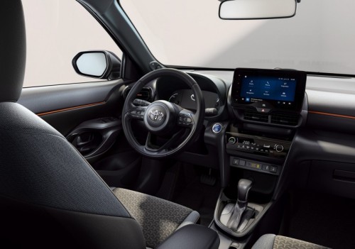 interior toyota yaris cross jbl