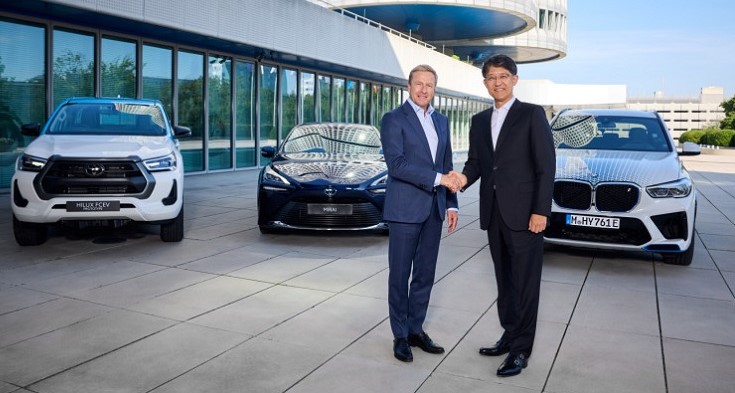 Firmantes acuerdo con diferentes automóviles detrás
