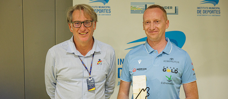ANGEL SANTOS RECOGIENDO EL PREMIO DE MARCAS EN EL ECO RALLYE CANTABRIA